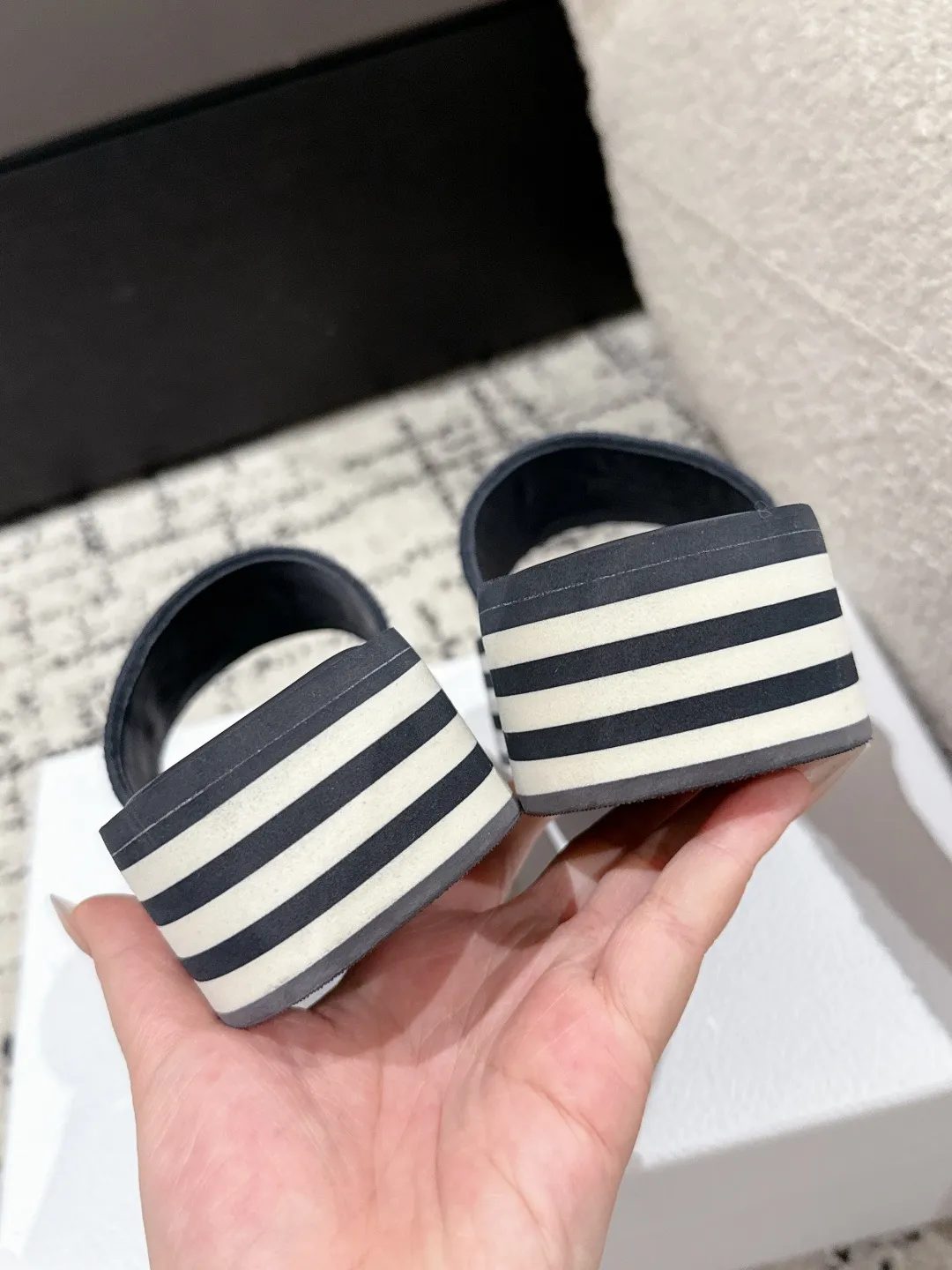 👟👟Ex-factory price 440👟👟 DIOR Dway fabric embroidered logo open toe 7cm thick sole one-word strap slippers CD letter logo three-dimensional embroidery thick bottom round toe open toe slippers The original development of the top version on the market, soft and delicate foot feel, extremely comfortable.  ✔️Upper: imported electro-embroidered cotton technical fabric ✔️Inner lining: water-dyed cowhide foot pad lining ✔️Outsole: original combination outsole ✔️Sole thickness: 7cm ✔️Size: #35-41 (40.41. Customized, non-refundable and non-exchangeable)